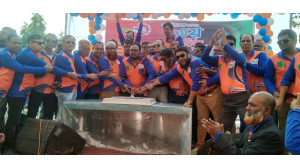 বন্ধুদের সঙ্গে প্রাণবন্ত আড্ডায় মেতেছিলেন আমরা ৯৩ ব্যাচ