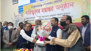 চাঁপাইনবাবগঞ্জ  পৌরসভার নবনির্বাচিত  মেয়রের দায়িত্ব গ্রহণ