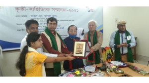 চাঁপাইনবাবগঞ্জে কৃতী সাহিত্যিকদের সম্মাননা 