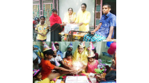 সেলিনা বিশ্বাসের জন্মদিনে  সেলাই মেশিন ‌প্রদান প্রতিবন্ধী স্কুল ও বৃদ্ধাশ্রমে খাবার প্রদান