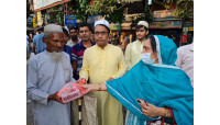 পথচারী,রিক্সা চালক,অসহায় রোজাদারদের  মাঝে ইফতার নিয়ে ডা. রাব্বানী ও সেলিনা বিশ্বাস