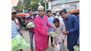 দ্বিতীয় দিনেও রিক্সা চালক,অসহায় রোজাদারদের  মাঝে ইফতার নিয়ে ডা. রাব্বানী ও সেলিনা বিশ্বাস