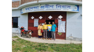 বিবাহ বার্ষিকীতে বৃদ্ধাশ্রমে বসবাসকারীদের সাথে একসাথে খেলেন ডা.রাব্বানী ও সেলিনা বিশ্বাস