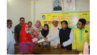 চাঁপাইনবাবগঞ্জে ১৫জন দুস্থের মাঝে ৭ লাখ টাকার চেক বিতরণ