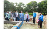 চাঁপাইনবাবগঞ্জে আশ্রয়ণ-২ প্রকল্পের নির্মাণাধীন ঘর পরিদর্শন করলেন জেলা প্রশাসক গালিভ খাঁন