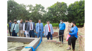 চাঁপাইনবাবগঞ্জে আশ্রয়ণ-২ প্রকল্পের নির্মাণাধীন ঘর পরিদর্শন করলেন জেলা প্রশাসক গালিভ খাঁন