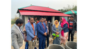 নাচোলে আশ্রয়ন প্রকল্পের বাড়ি নির্মাণের অগ্রগতি পরিদর্শন করলেন ডিসি