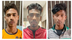 চাঁপাইনবাবগঞ্জে যাত্রীবেশে অটোরিকশা ছিনতাই-গ্রেফতার ৪   