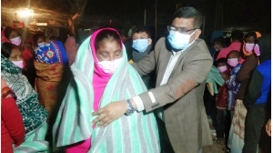 চাঁপাইনবাবগঞ্জে হরিজন পল্লীতে কম্বল বিতরণ করলেন জেলা প্রশাসক এ কে এম গালিভ খান