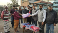 যুবলীগ নেতা লেনিন প্রামানিক এর উদ্যোগে শীতবস্ত্র বিতরণ
