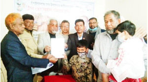 চাঁপাইনবাবগঞ্জে ট্রেন দুর্ঘটনায় নিহত ৩ পরিবারকে এরফান গ্রুপের আর্থিক সহায়তা