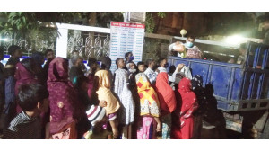 চাঁপাইনবাবগঞ্জে রাতেও টিসিবির মাল কিনতে ক্রেতাদের ভিড়