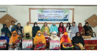 দুস্থ ও অসহায় ১৫জন নারীকে স্বাবলম্বী করতে ওয়েল ফেয়ার ক্লাবের সেলাই মেশিন ও মুদি সামগ্রী বিতরণ