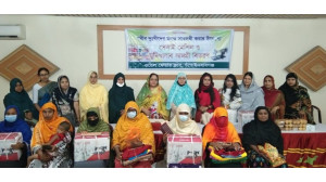  দুস্থ ও অসহায় ১৫জন নারীকে স্বাবলম্বী করতে ওয়েল ফেয়ার ক্লাবের সেলাই মেশিন ও মুদি সামগ্রী বিতরণ