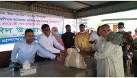 চাঁপাইনবাবগঞ্জে সাড়ে ছয়শ দুস্থ মানুষের মাঝে জেলা প্রশাসনের ঈদ উপহার বিতরণ