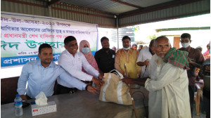চাঁপাইনবাবগঞ্জে সাড়ে ছয়শ দুস্থ মানুষের মাঝে জেলা প্রশাসনের ঈদ উপহার বিতরণ