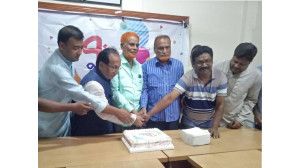 চাঁপাইনবাবগঞ্জে নিউজ টোয়েন্টিফোর ৭ম বর্ষে পদার্পণ উপলক্ষে আলোচনা ও কেক কাটা