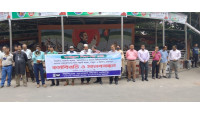 চাঁপাইনবাবগঞ্জে কর্মস্থলে নিরাপত্তার দাবিতে বিসিএস সাধারণ শিক্ষক সমিতির কর্মবিরতি ও মানববন্ধন