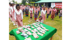 বন্যা দুর্গতদের জন্য বাবুডাইং আদিবাসী আলোর পাঠশালার শিক্ষার্থীদের সহায়তা 