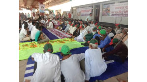 রহনপুরে পূর্ণাঙ্গ রেলবন্দর করার দাবিতে আমরণ অনশন শুরু 