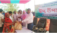 চাঁপাইনবাবগঞ্জের বাবুডাইংয়ে ঈদ উপহার বিতরণ