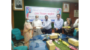 চাঁপাইনবাবগঞ্জে  ৩৪টি স্বেছাসেবী সংগঠনের মাঝে অনুদানের চেক বিতরণ 