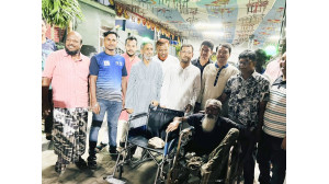 অসহায় কুরবান আলীকে হুইল চেয়ার প্রদান করলেন মেয়র মোখলেসুর