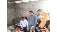 সেই বৃদ্ধা মর্জিনা বেগম (টুনি বেওয়া)’র পাশে   জেলা প্রশাসক এ কে এম গালিভ খাঁন