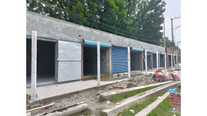 চাঁপাইনবাবগঞ্জ জেলা পরিষদের রাস্তা শ্রেণিভুক্ত জমিতে অবৈধ মার্কেট নির্মাণ