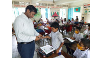 গোবরাতলা  সরকারি প্রাথমিক  বিদ্যালয় পরিদর্শন অতিরিক্ত জেলা প্রশাসকের-নেইলকার্টার বিতরণ