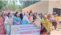চাঁপাইনবাবগঞ্জে ঈদ-উল ফিতর উপলক্ষে লেডিস ক্লাবের খাদ্য সামগ্রী বিতরণ