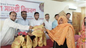 ঈদের খাদ্য সামগ্রী বিতরণ করল চাঁপাইনবাবগঞ্জ ক্লাব