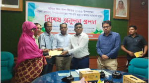 দুস্থদের অর্থ সহায়তা দিল চাঁপাইনবাবগঞ্জ জেলা প্রশাসন