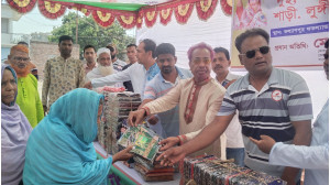 পবিত্র ঈদুল ফিতর উপলক্ষে এরফান গ্রুপের শাড়ি লুঙ্গি ও থ্রিপিস বিতরণ