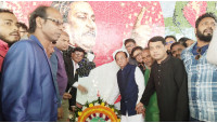 চাঁপাইনবাবগঞ্জে বঙ্গবন্ধুর প্রতিকৃতিতে আব্দুল ওদুদের শ্রদ্ধা