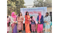 চাঁপাইনবাবগঞ্জে লেডিস ক্লাবের শীতার্তদের  মাঝে কম্বল বিতরণ