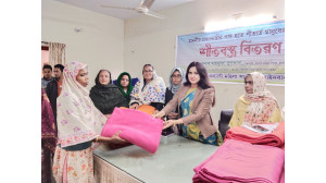 চাঁপাইনবাবগঞ্জে কল্যাণী মহিলা সংসদের কম্বল বিতরণ