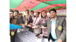 চাঁপাইনবাবগঞ্জে অনূর্ধ্ব ১৫ বালকদের হ্যান্ডবল প্রতিযোগিতার বিজয়ীদের মধ্যে পুরস্কার বিতরণ 