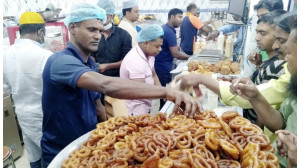 প্রথম রমজানেই জমজমাট ইফতারির বাজার