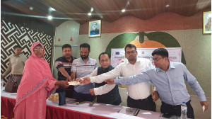 চাঁপাইনবাবগঞ্জে চিকিৎসার জন্য রোগীদের মাঝে চেক বিতরণ