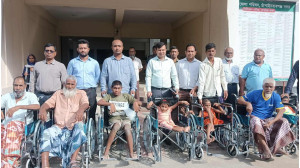চাঁপাইনবাবগঞ্জে প্রতিবন্ধীদের মাঝে হুইল চেয়ার বিতরণ