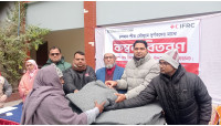 চাঁপাইনবাবগঞ্জে  রেড ক্রিসেন্টের কম্বল বিতরণ