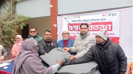 চাঁপাইনবাবগঞ্জে  রেড ক্রিসেন্টের কম্বল বিতরণ