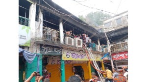 চাঁপাইনবাবগঞ্জ নিউ মার্কেটে আগুন - দুই কোটি টাকার পোশাক নষ্টের দাবি দোকানীর 