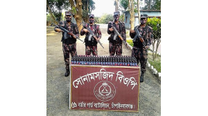 সোনামসজিদ সীমান্তে বিজিবির ফেনসিডিল উদ্ধার 