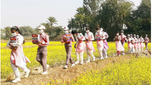 নতুন বইয়ের সঙ্গে বন্ধুসভার পক্ষ থেকে মাস্ক উপহার পেল আলোর পাঠশালার শিক্ষার্থীরা 