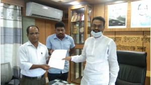   দেবীনগরে  মহানন্দা নদীর  বাঁধ নির্মাণের দাবীতে উপজেলা চেয়ারম্যানকে স্বারকলিপি