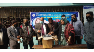 চাঁপাইনবাবগঞ্জে রাজশাহী ইউনিভাসিটি ল’ অ্যালামাইন অ্যাসোসিয়েশনের মাস্ক বিতরণ 