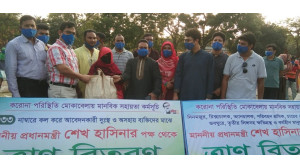 চাঁপাইনবাবগঞ্জে প্রধানমন্ত্রী শেখ হাসিনার পক্ষ থেকে ত্রান বিতরণ 