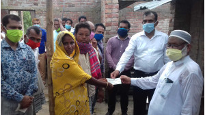 গোমস্তাপুরে ঘূর্ণিঝড়ে ক্ষতিগ্রস্ত পরিবারের মাঝে টেউটিন ও চেক বিতরণ